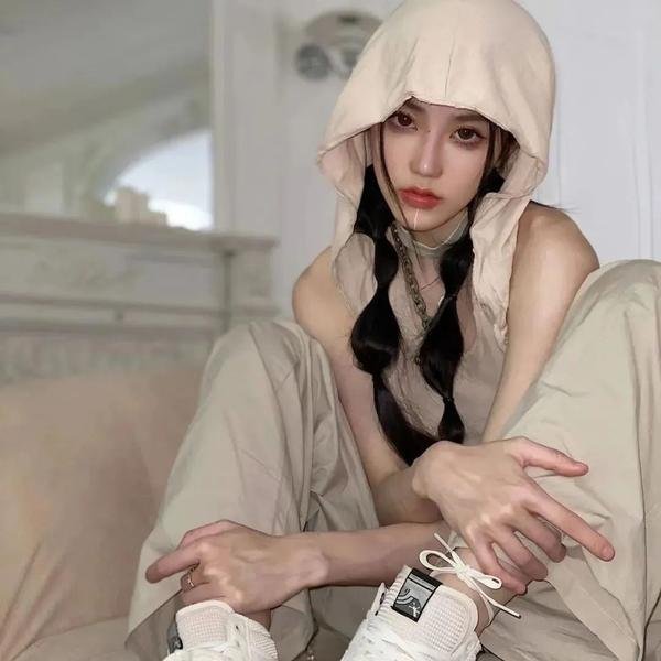 坐在酒吧里吃蛋糕
